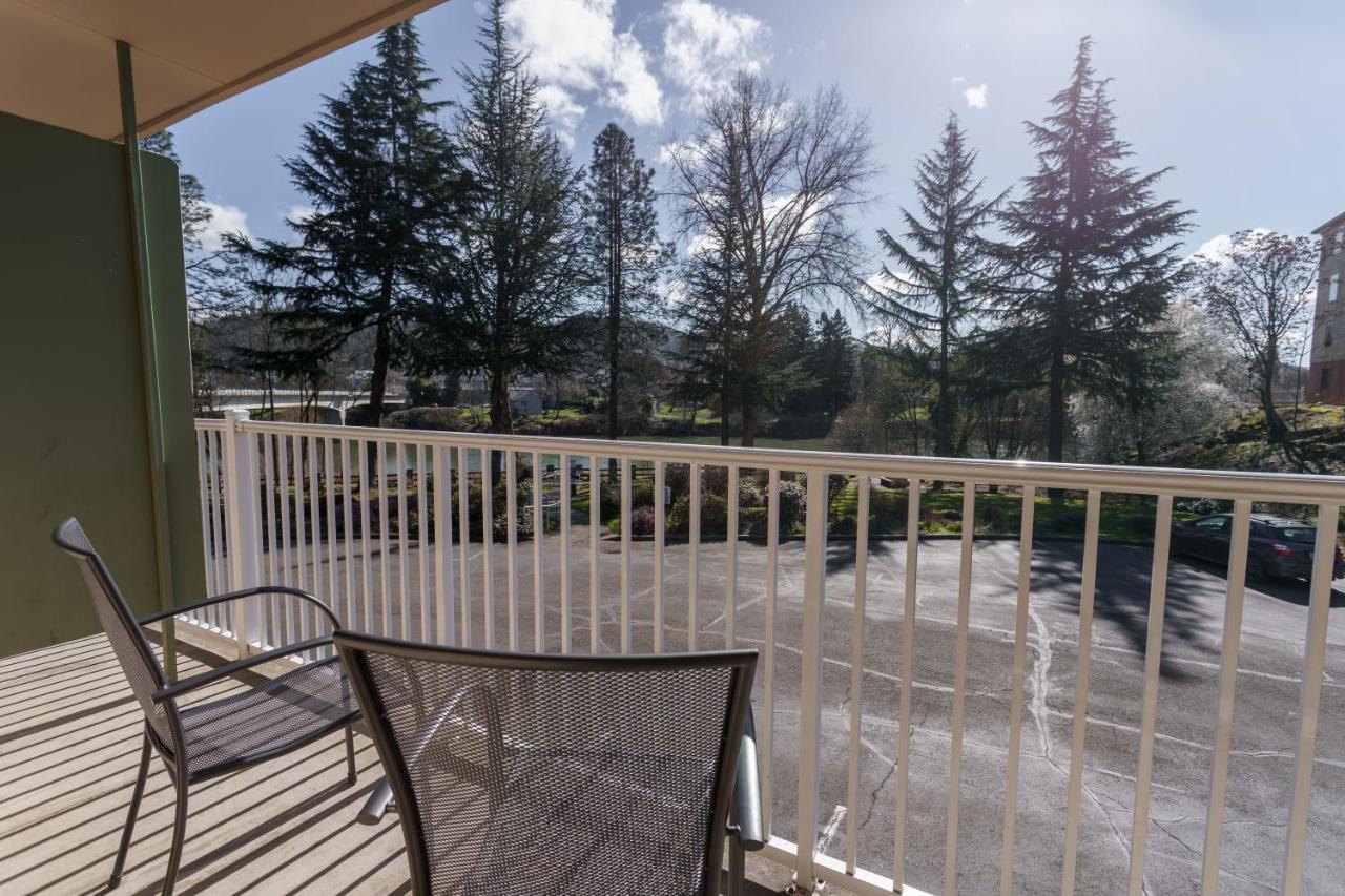 Riverfront Inn Roseburg Dış mekan fotoğraf