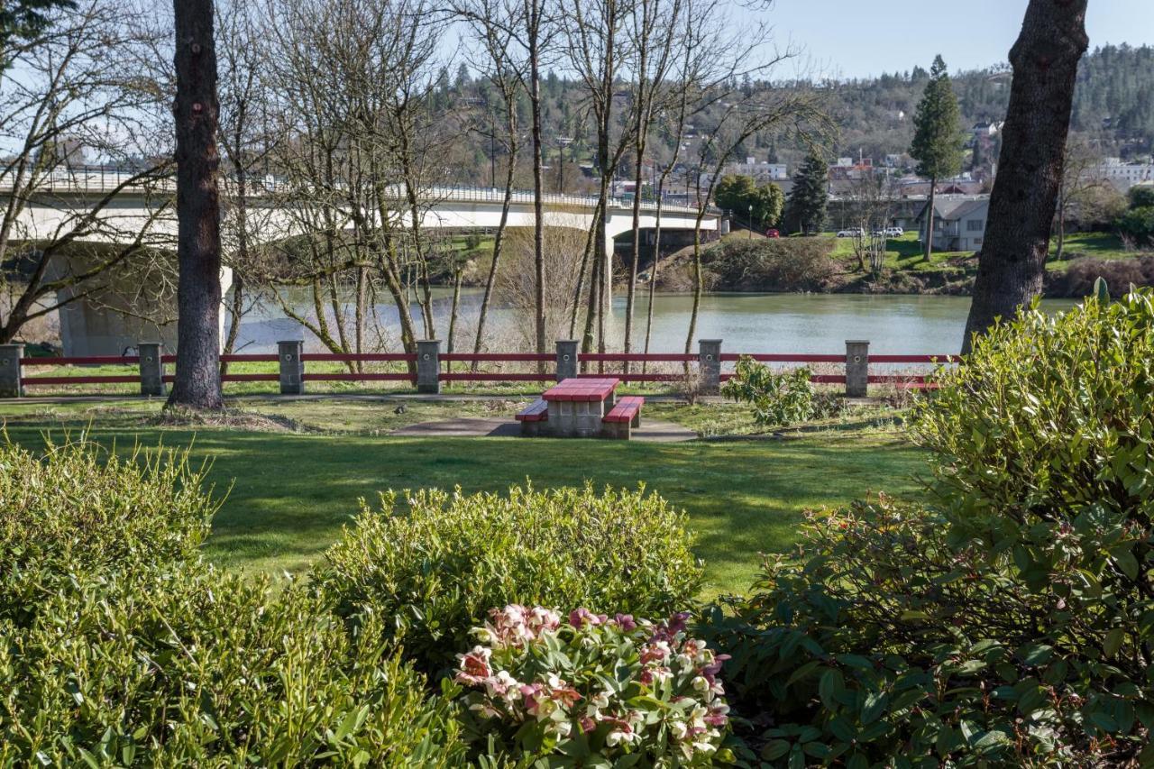 Riverfront Inn Roseburg Dış mekan fotoğraf