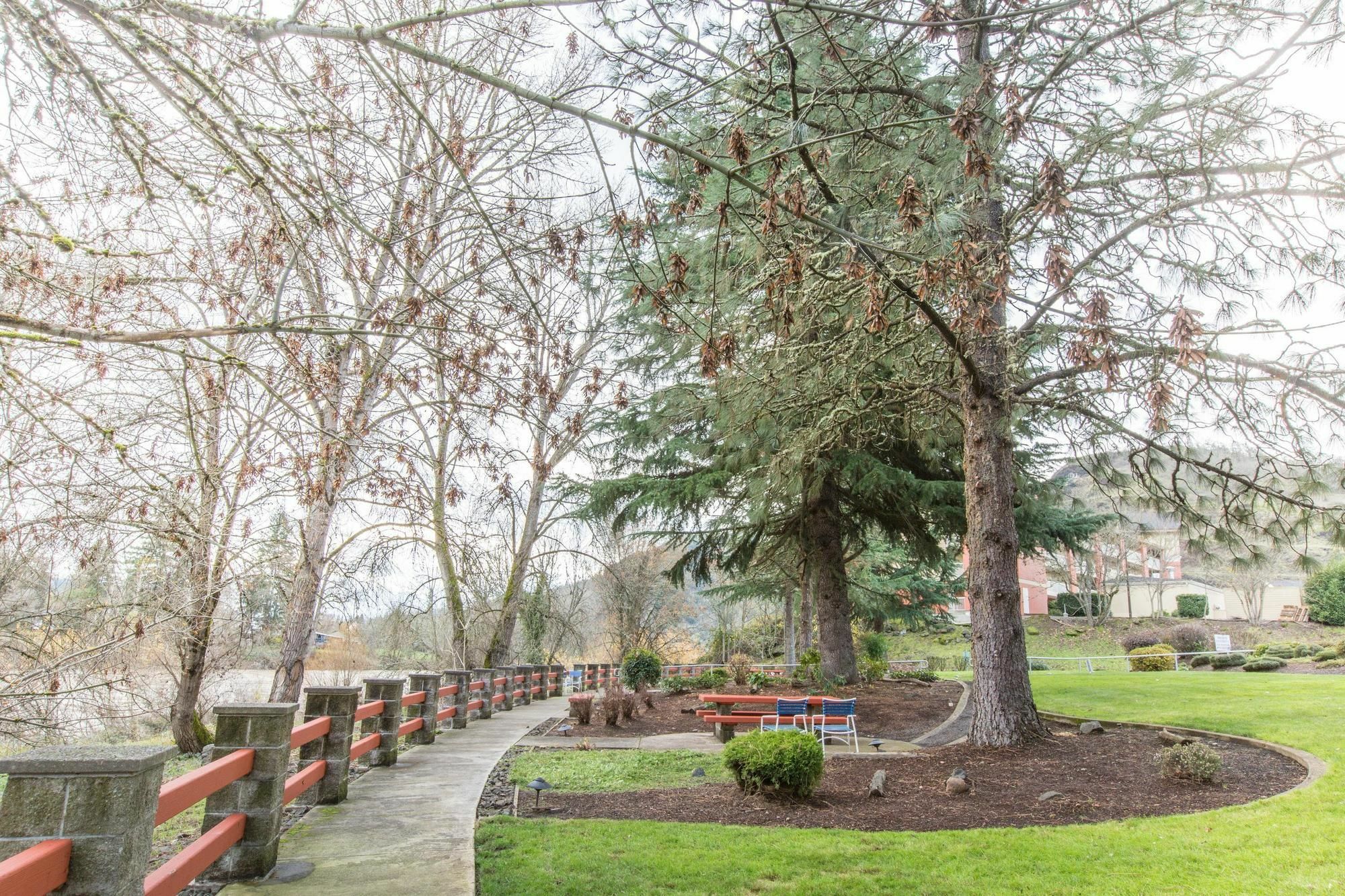 Riverfront Inn Roseburg Dış mekan fotoğraf